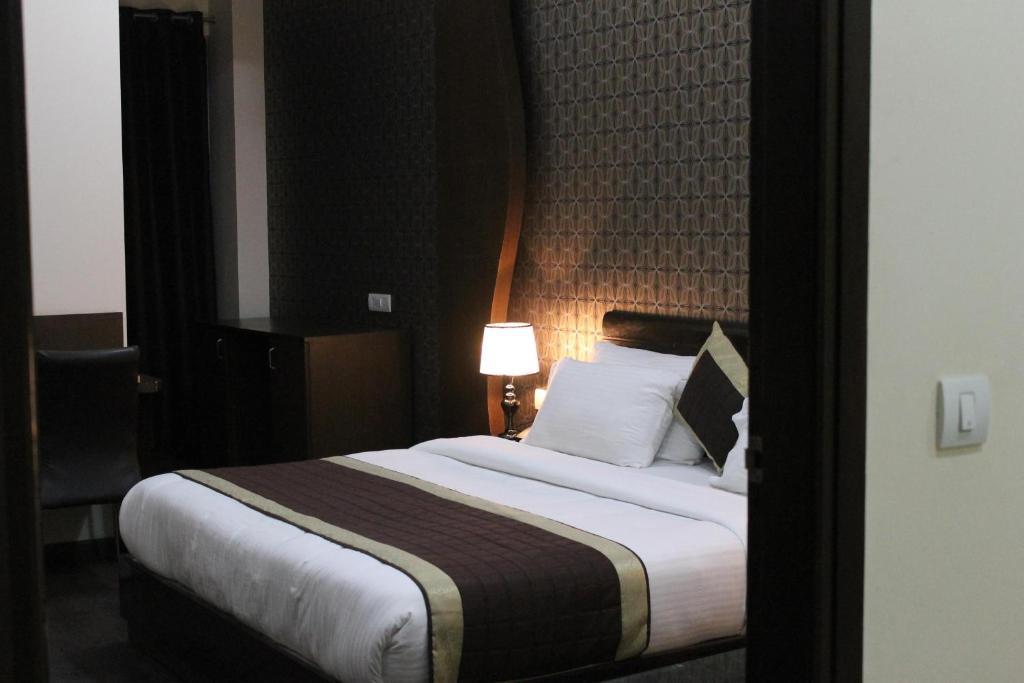 Royal Residence On Golf Course Road Gurgaon Room photo